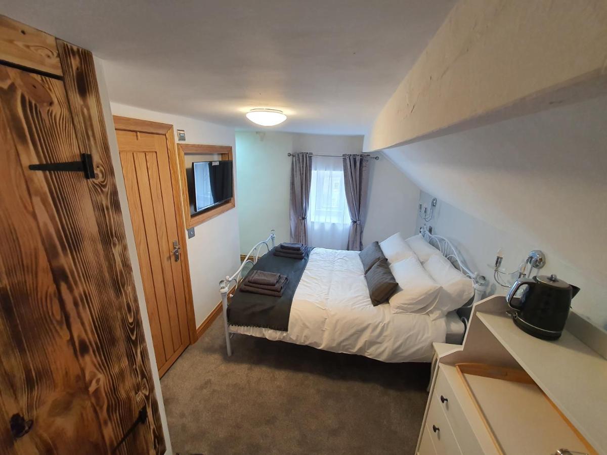 The Royal Oak Inn, Wetton Экстерьер фото